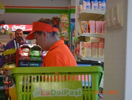 Un magazin „La doi pași” din Sânpetru, amendat cu 25.000 de lei de Protecția Consumatorilor, după ce au fost găsit produse expirate și alte nereguli