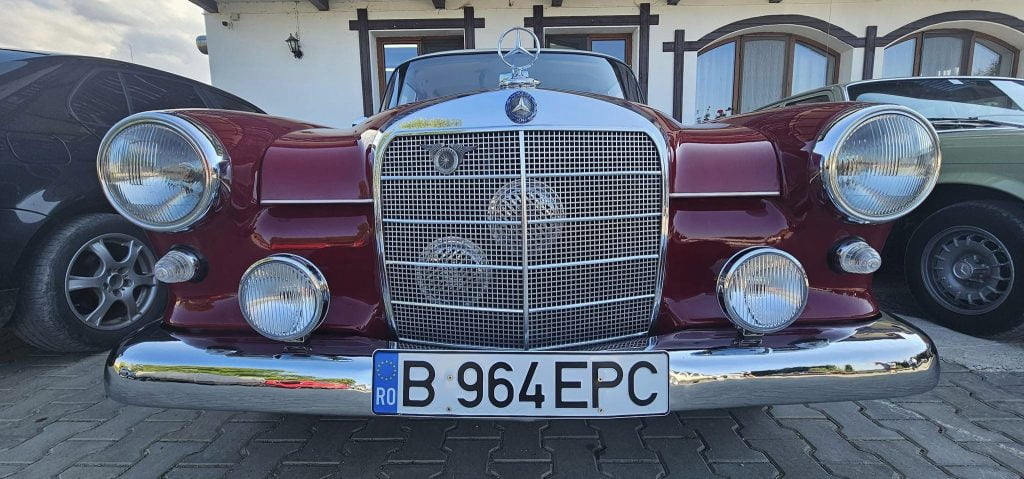 FOTO Iubitorii autoturismelor Mercedes au astăzi ocazia să admire la Brașov modele de colecție. Pe aleea de sub Tâmpa