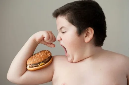 Obezitatea în rândul copiilor români, un fenomen. Este bine ca un copil să meargă la sală?