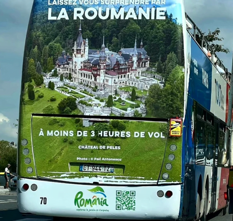 O fotografie cu Castelul Peleș, pe autobuzele turistice din Paris. Poza este realizată de un român