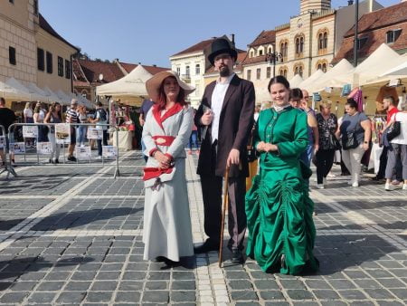 Trei personaje emblematice pentru Brașovul secolelor trecute au revenit în Piața Sfatului, pentru câteva ore