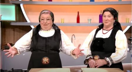 VIDEO Două brașovence din Veneția de Jos, concurente la „Chefi la cuțite”. Au gătit îmbrăcate cu costume naționale vechi de peste 100 de ani